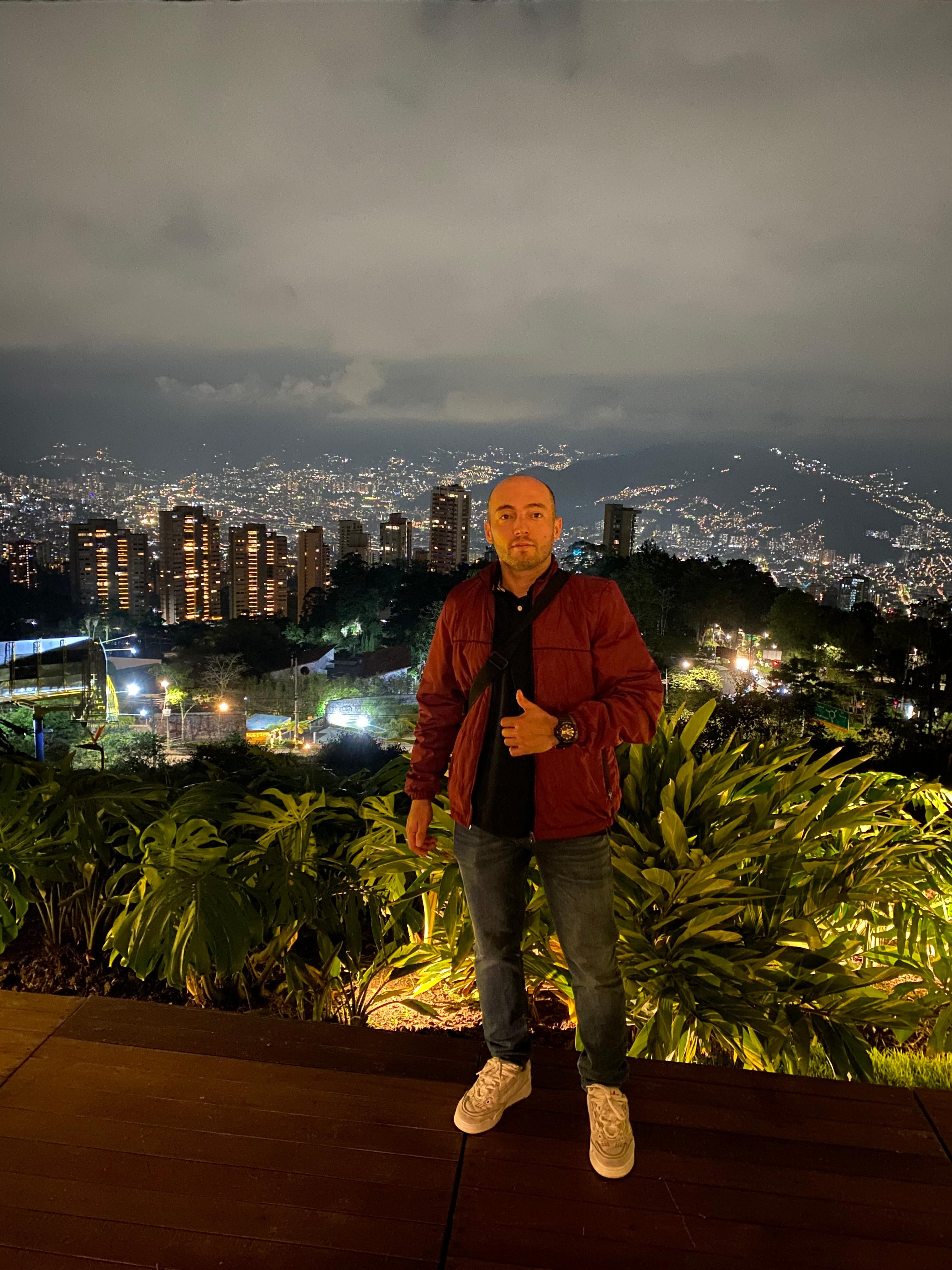 Rincones iluminados de la ciudad de noche