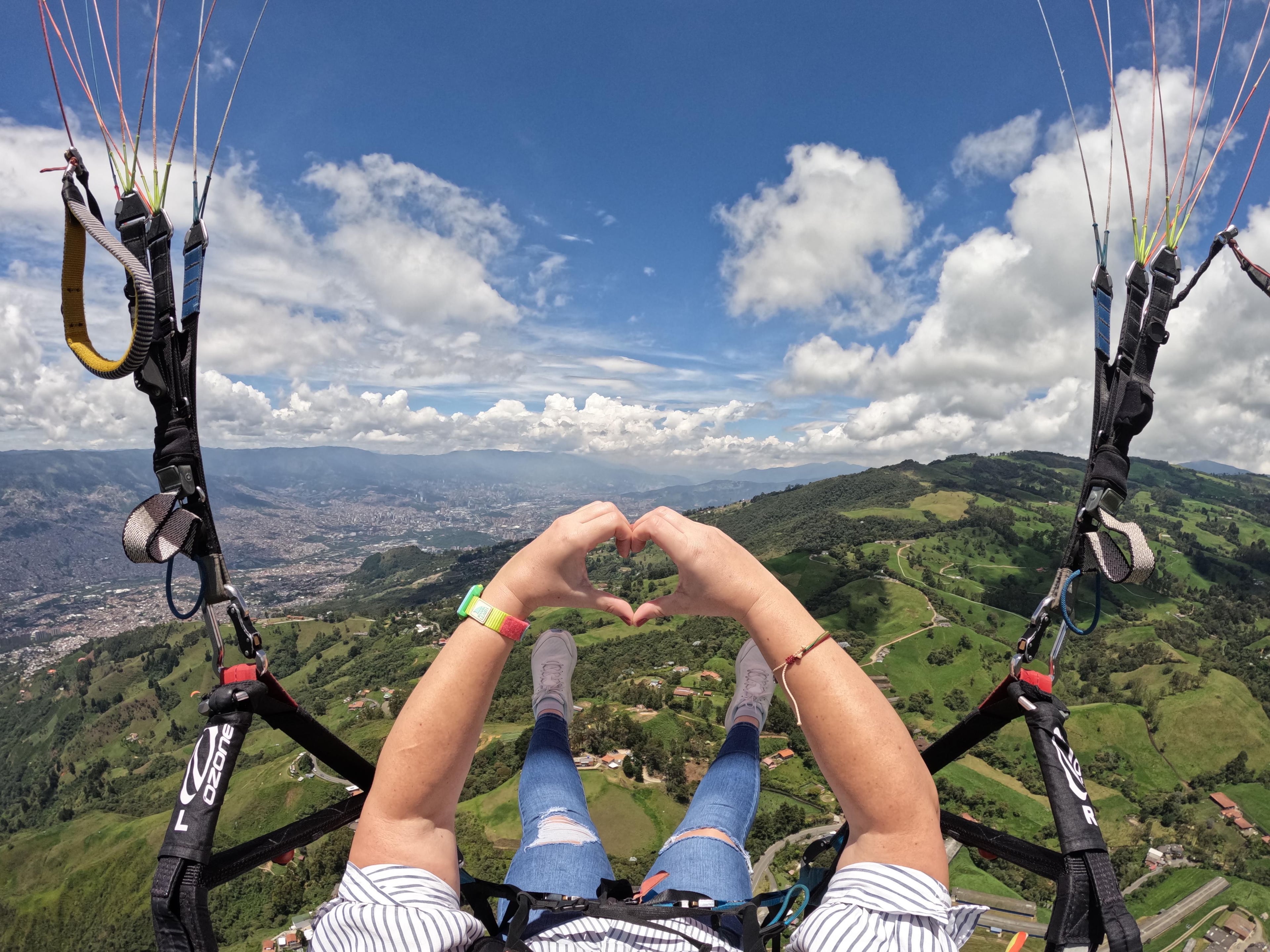 Vista aérea del paisaje desde el parapente