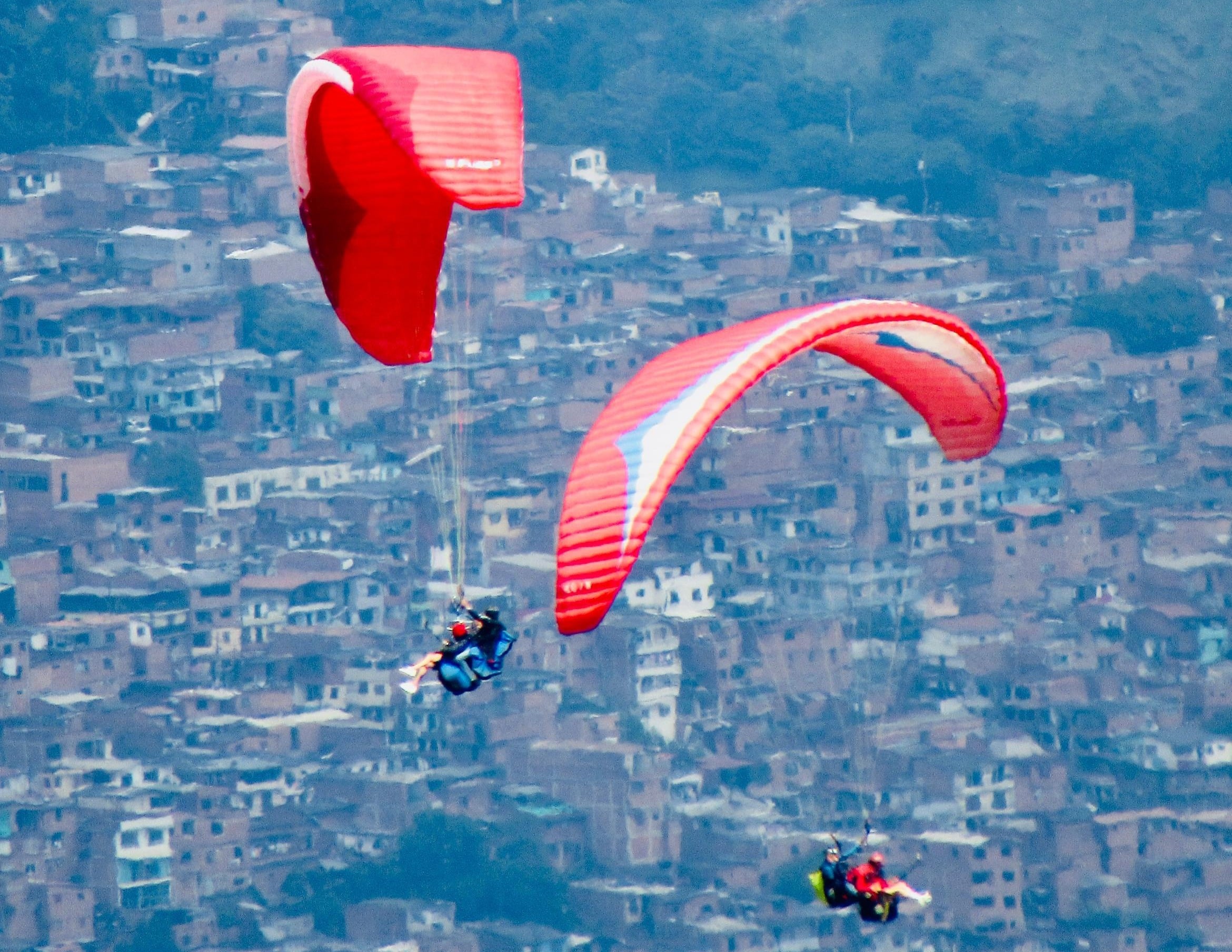 Momento de vuelo en parapente con vistas panorámicas