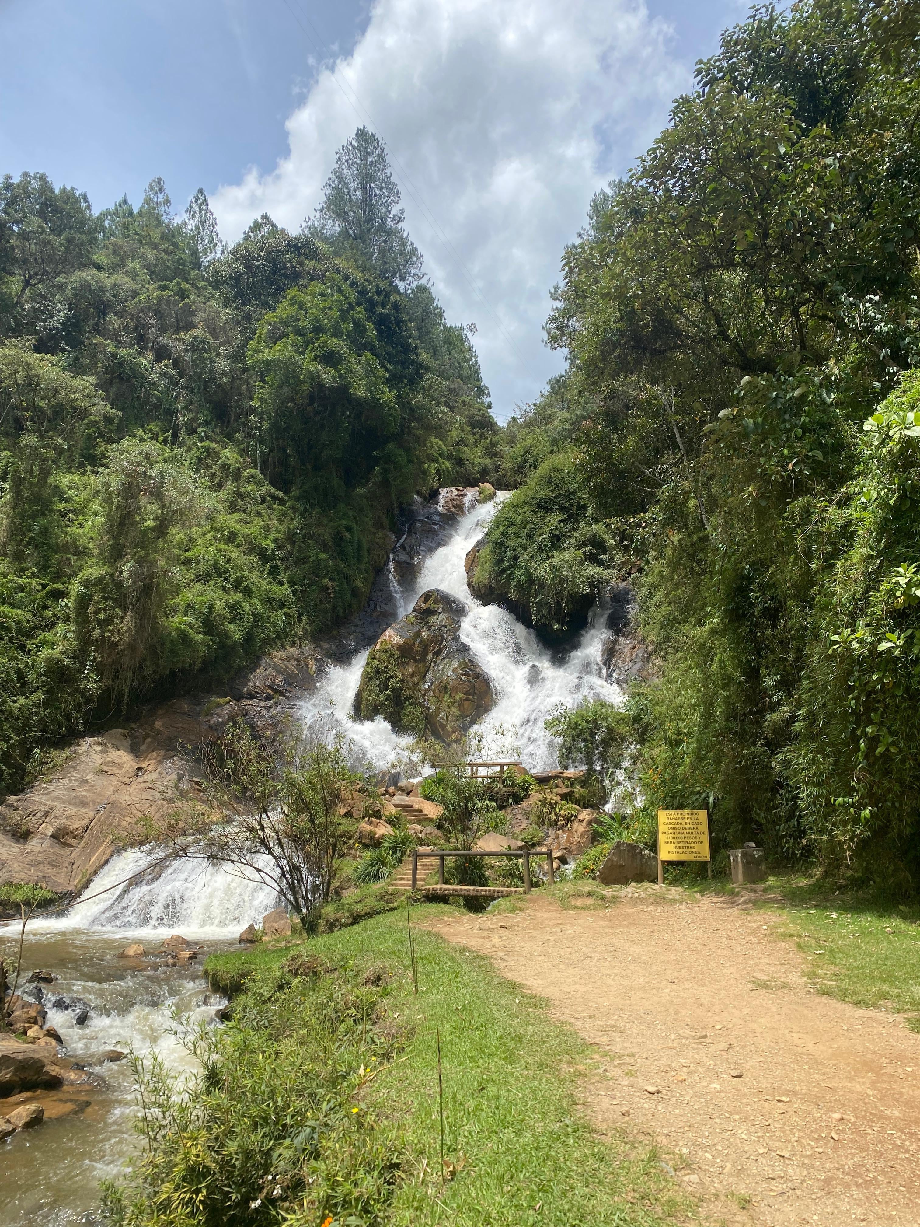 Tequendamita - Cascada natural en paisajes verdes